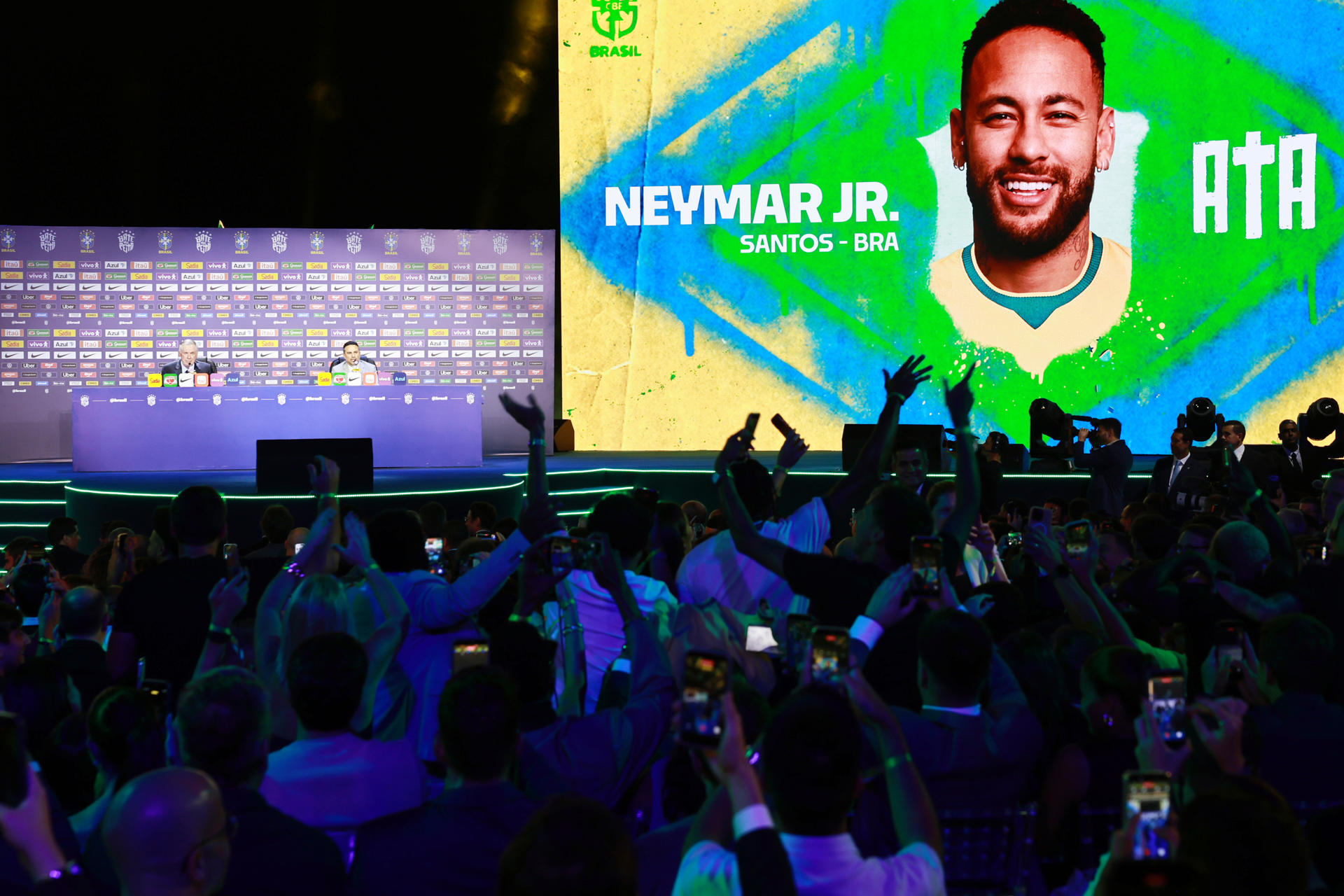FOTODELDÍA AME2679. RÍO DE JANEIRO (BRASIL), 18/05/2026.- Personas celebran el llamado del futbolista Neymar para el Mundial 2026, tras más de dos años y medio ausente de la Canarinha, por parte del seleccionador de Brasil, el italiano Carlo Ancelotti (i), este lunes, en Río de Janeiro (Brasil). EFE/ Andre Coelho