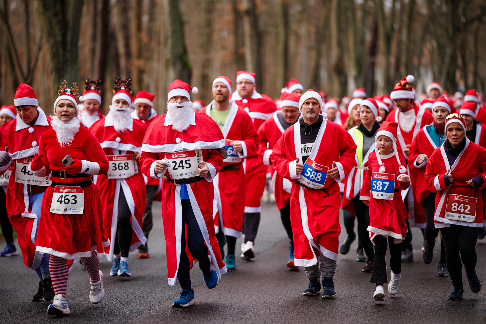 MICHENDORF (Germany), 07/12/2025.- Runners dressed as Saint Nicholas take part in the annual Michendorf Nicholas Run, in Michendorf, Germany, 07 December 2025. On the second Sunday of Advent, runners traditionally dress in Saint Nicholas costumes and compete on different track lengths against each other to determine the fastest Saint Nicholas of Berlin and Brandenburg. (Alemania) EFE/EPA/CLEMENS BILAN