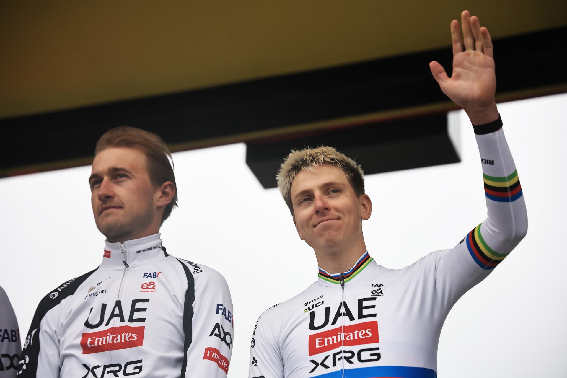COMPIEGNE (France), 11/04/2026.- Slovenian cyclist Tadej Pogacar (R) from UAE Team Emirates XRG waves during the teams' presentation for the Paris-Roubaix one-day cycling classic in Compiegne, France, 11 April 2026. (Ciclismo, Francia) EFE/EPA/CHRISTOPHE PETIT TESSON
