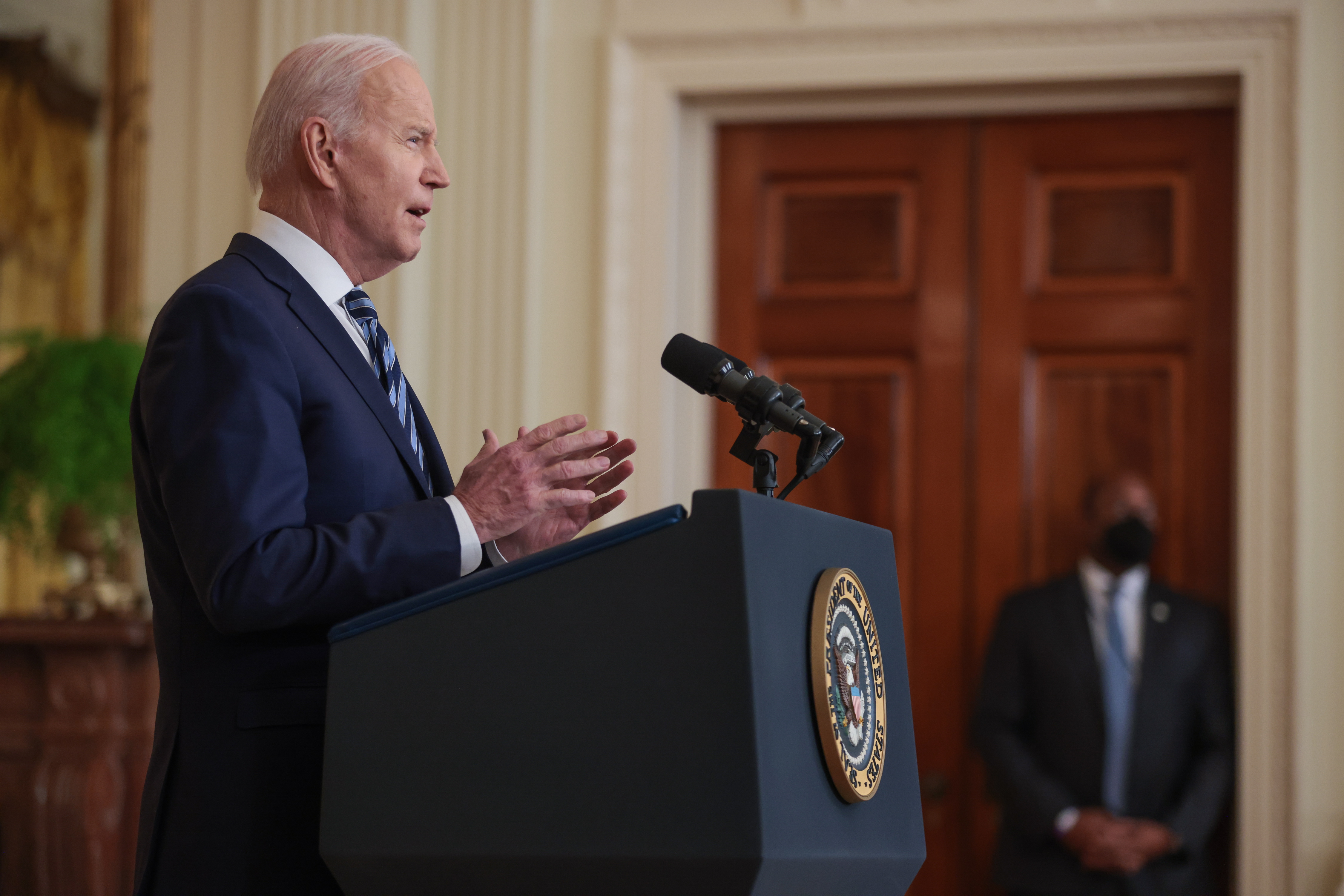 Joe Biden: “Limitaremos los negocios rusos en libras, euros y dólares”