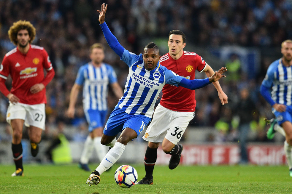 Se quedan en la Premier League: Izquierdo dio una asistencia en triunfo del Brighton sobre el United