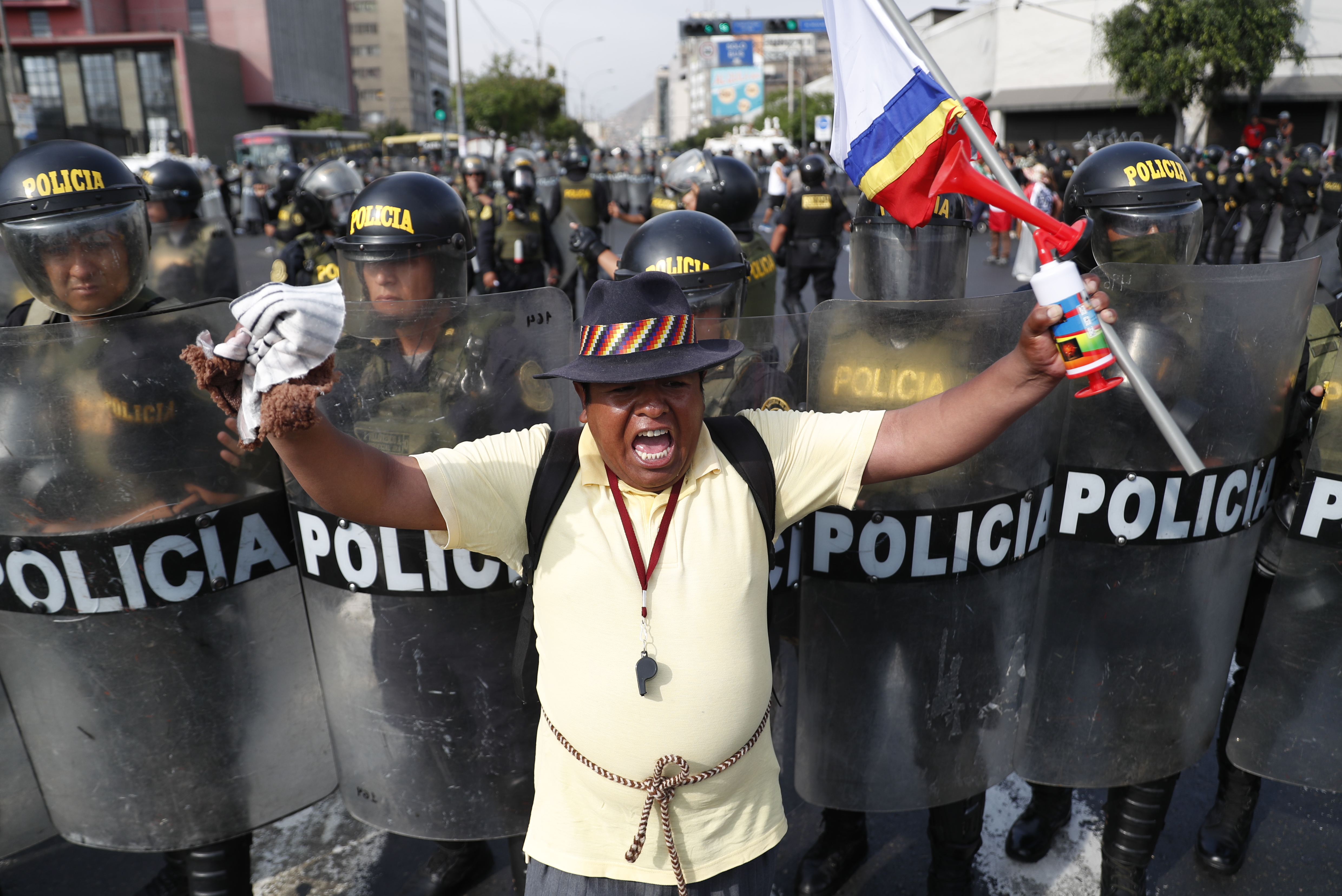 AME7303. LIMA (PERÚ), 19/01/2023.- Miembros de la Policía hacen presencia en una concentración de manifestantes durante la "toma de Lima" hoy, en Lima (Perú). La gran marcha nacional denominada "la toma de Lima" ha activado una serie de acciones de protesta en distintos puntos del país, en donde los manifestantes exigen la renuncia de la presidenta Dina Boluarte y el cierre del Congreso, así como la convocatoria a elecciones generales para este año y a una asamblea constituyente. EFE/ Paolo Aguilar