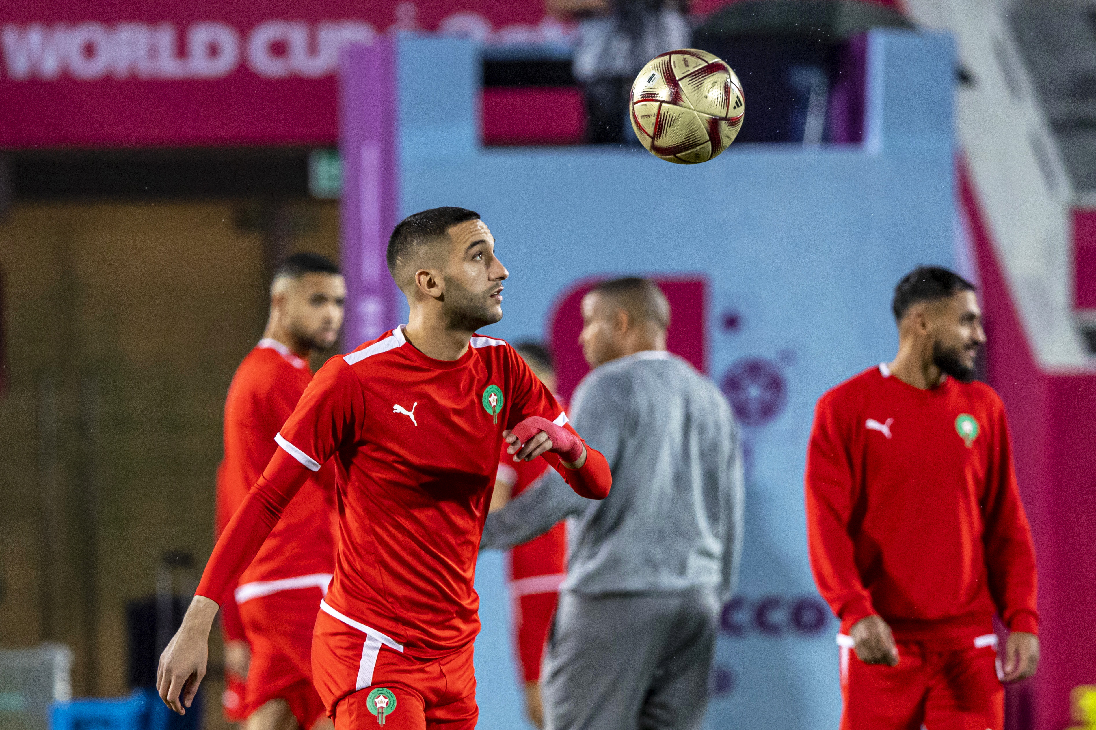 Doha (Qatar), 13/12/2022.- Morocco's Hakim Ziyech (front) and teammates perform during their training session in Doha, Qatar, 13 December 2022. Morocco will face France in their FIFA World Cup 2022 semi final soccer match on 14 December 2022. (Mundial de Fútbol, Francia, Marruecos, Catar) EFE/EPA/MARTIN DIVISEK