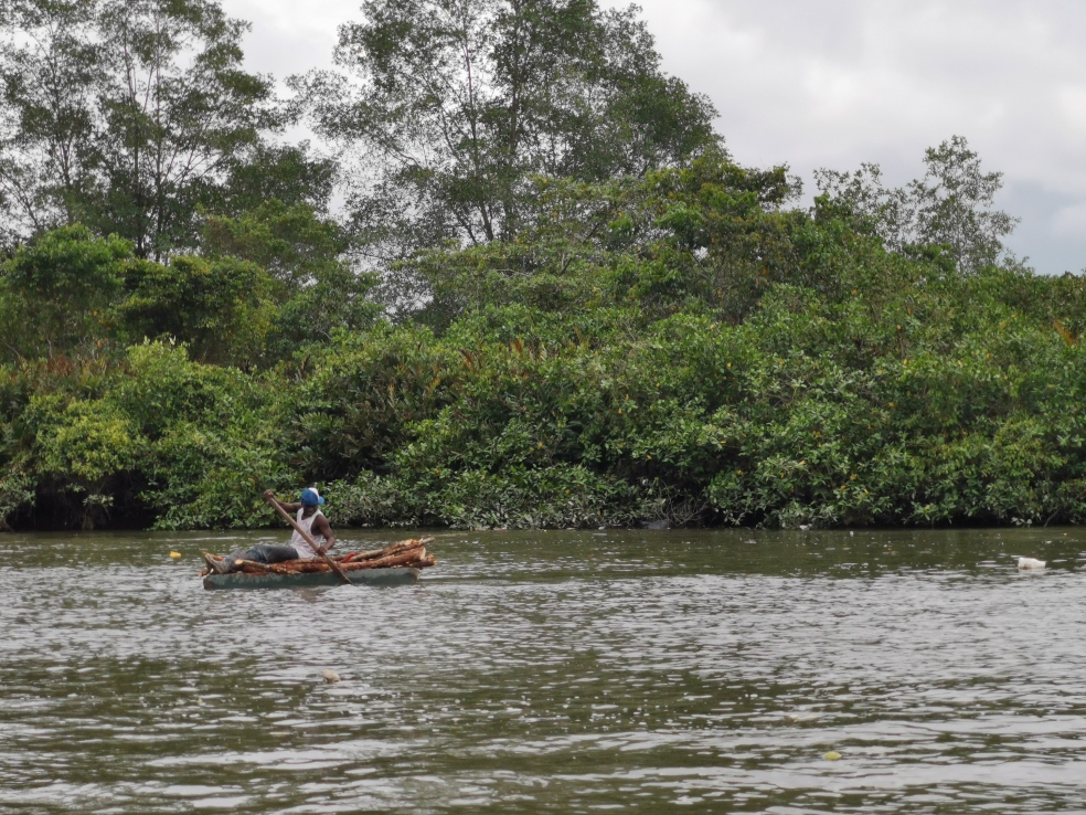 El estero San Antonio tiene una extensión de 6,4 kilómetros de caudal navegables. La pesca, es una de las actividades que más se practican en esta zona de Buenaventura.