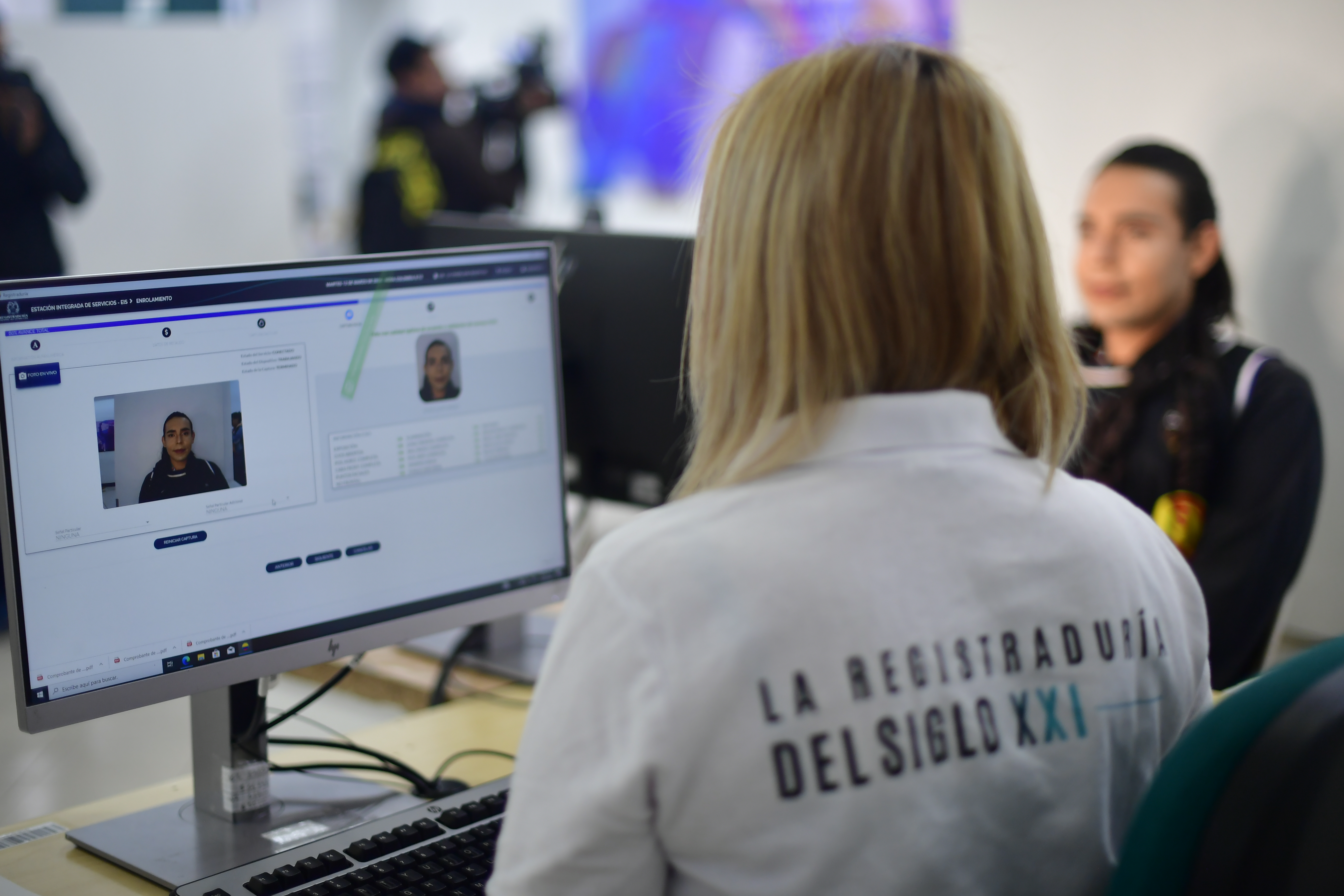 La Secretaría de Integración Social de Bogotá entregó las primeras 100 cédulas a personas trans.