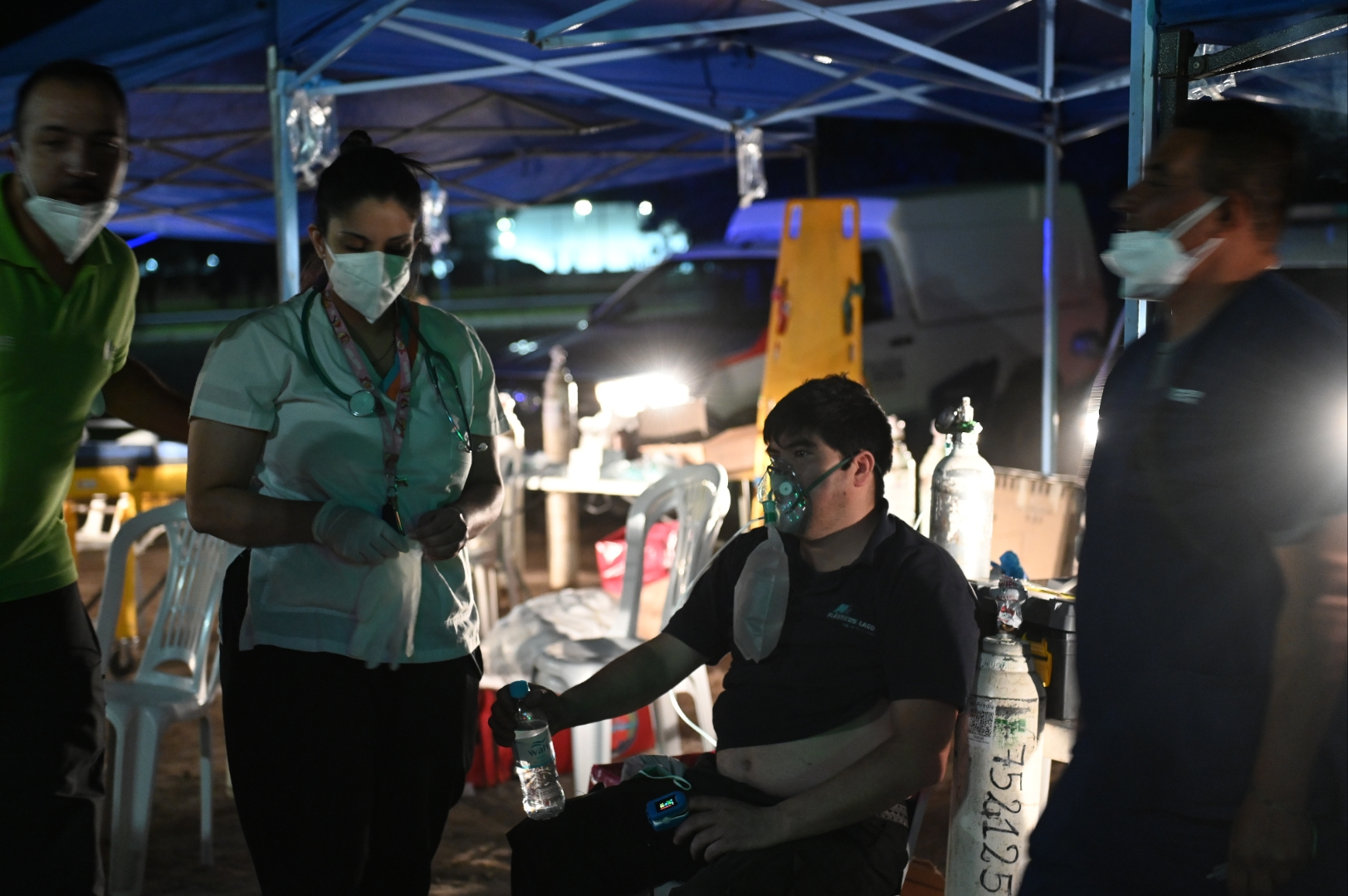 AME9265. EZEIZA (ARGENTINA), 14/11/2025.- Personal de salud atiende a una persona afectada por una explosión este viernes, en una fábrica en el área industrial de Ezeiza, Buenos Aires (Argentina). Una fuerte explosión sacudió este viernes un polo industrial en la localidad de Ezeiza, provincia de Buenos Aires, a doce kilómetros del aeropuerto internacional Ministro Pistarini, el principal del país suramericano, afectando la visibilidad en la zona y, según la prensa local, causando varios heridos. EFE/ Nehuen Rovediello