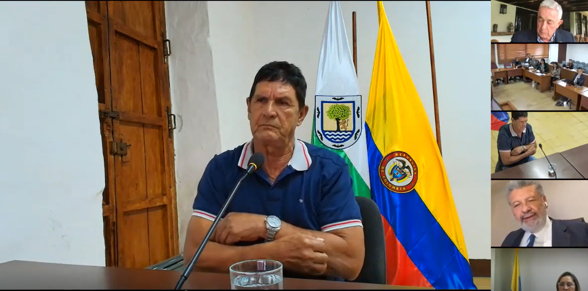 Denuncian a testigo del juicio Uribe porque habría llevado respuestas preparadas