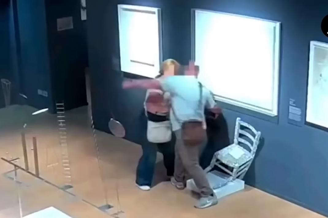 Turista rompe la “Silla de Van Gogh” en museo de Verona al tomarse una foto