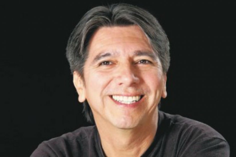 Gerardo Meneses, el escritor de historias del conflicto para niños