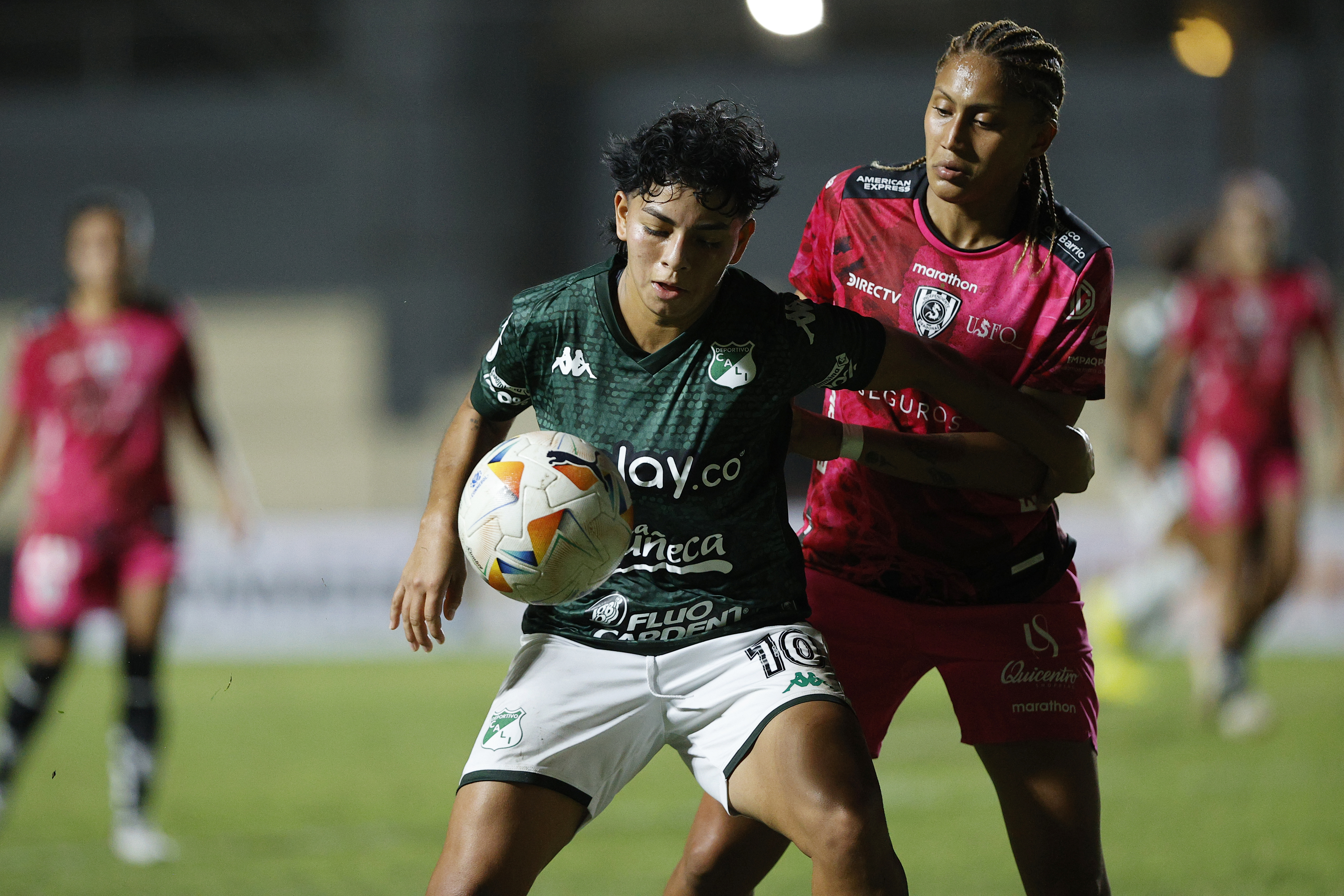 AME6859. YPANÉ (PARAGUAY), 13/10/2024.- Yésica Muñoz (i) del Deportivo Cali disputa el balón con Analiz Zambrano del Independiente del Valle este domingo, en un partido de los cuartos de final de la Copa Libertadores Femenina entre Deportivo Cali e Independiente del Valle en el estadio de Ypané (Paraguay). EFE/ Juan Pablo Pino