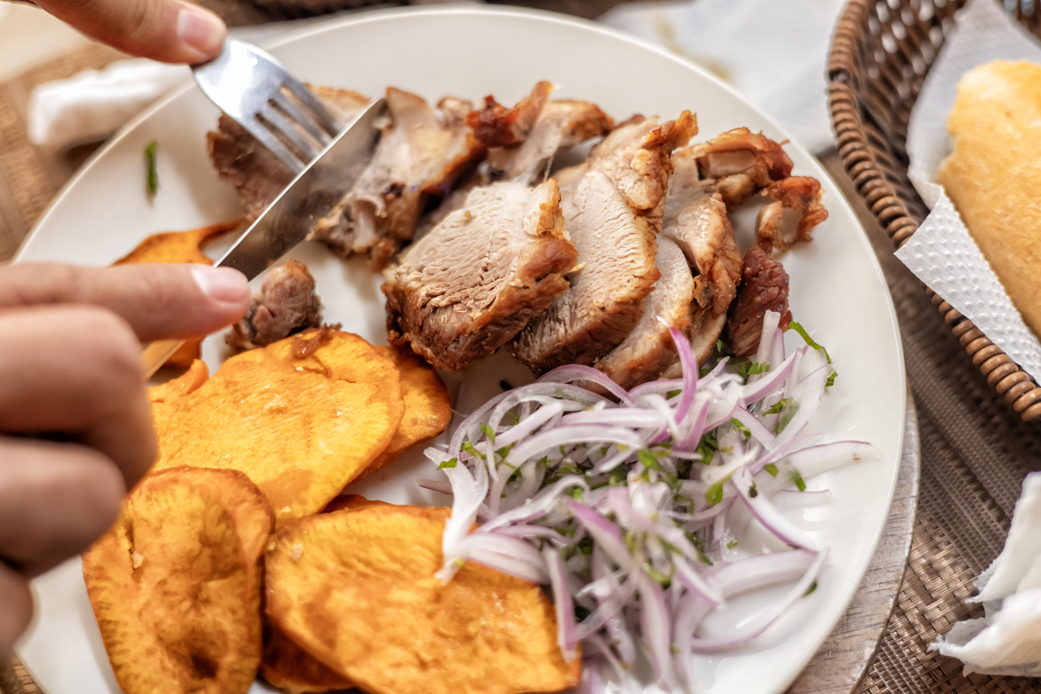 Receta con chicharrón, ensalada y camote