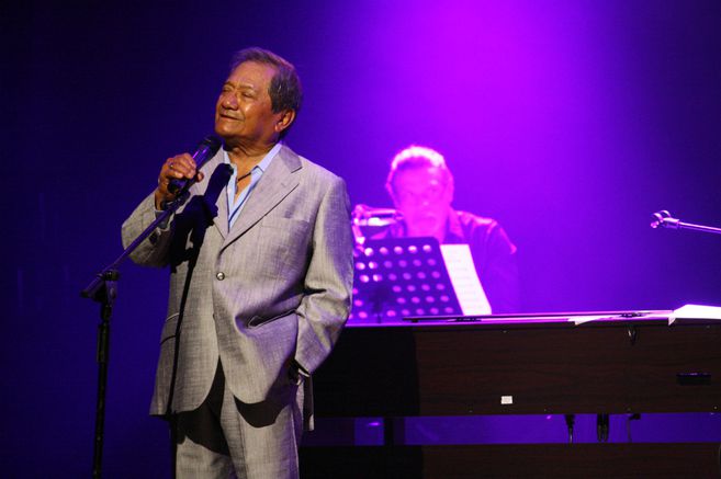 Armando Manzanero permanece hospitalizado, pero con mejoría