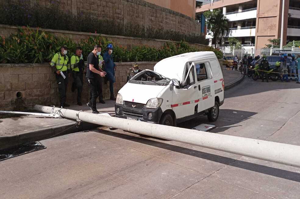 Caída de poste deja un hombre gravemente herido en Barranquilla