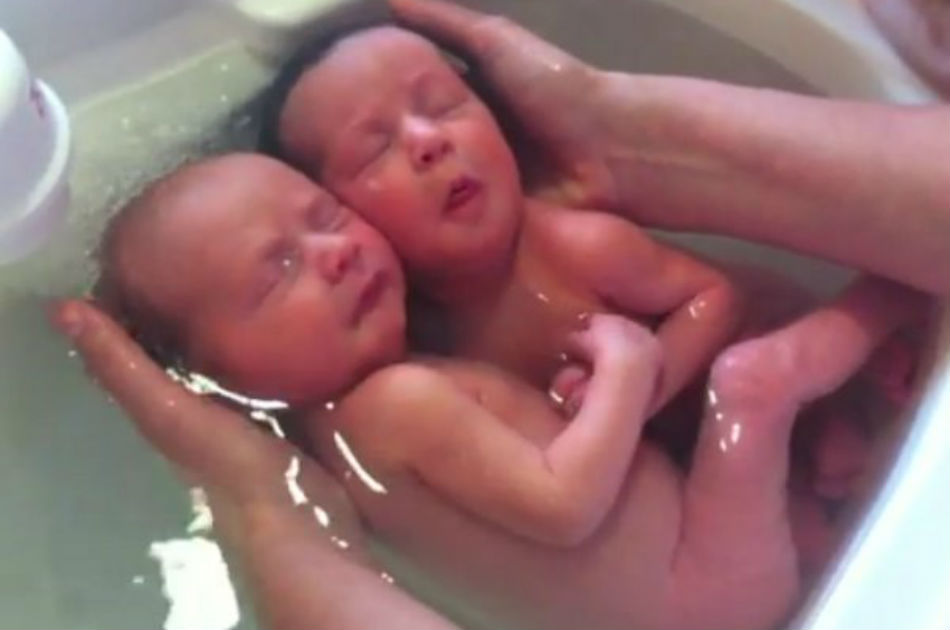 Video: Baño de bebés gemelos se vuelve viral en redes sociales