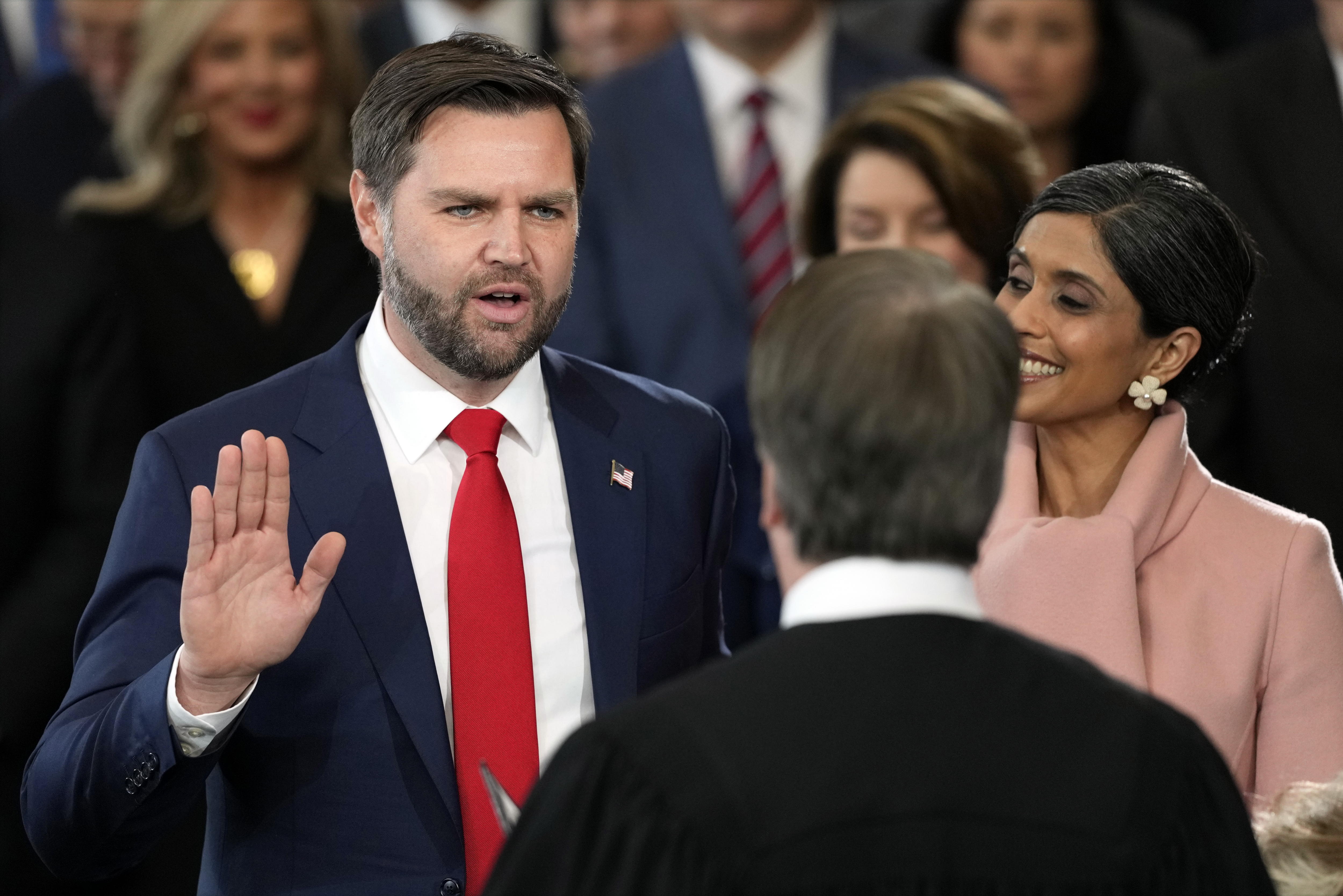 Washington (Usa), 20/01/2025.- JD Vance is sworn in as vice president by Supreme Court Justice Brett Kavanaugh as Usha Vance holds the Bible during the Presidential Inauguration of Trump in the Rotunda of the U.S. Capitol in Washington, DC, USA, 20 January 2025. EFE/EPA/JULIA DEMAREE NIKHINSON / POOL