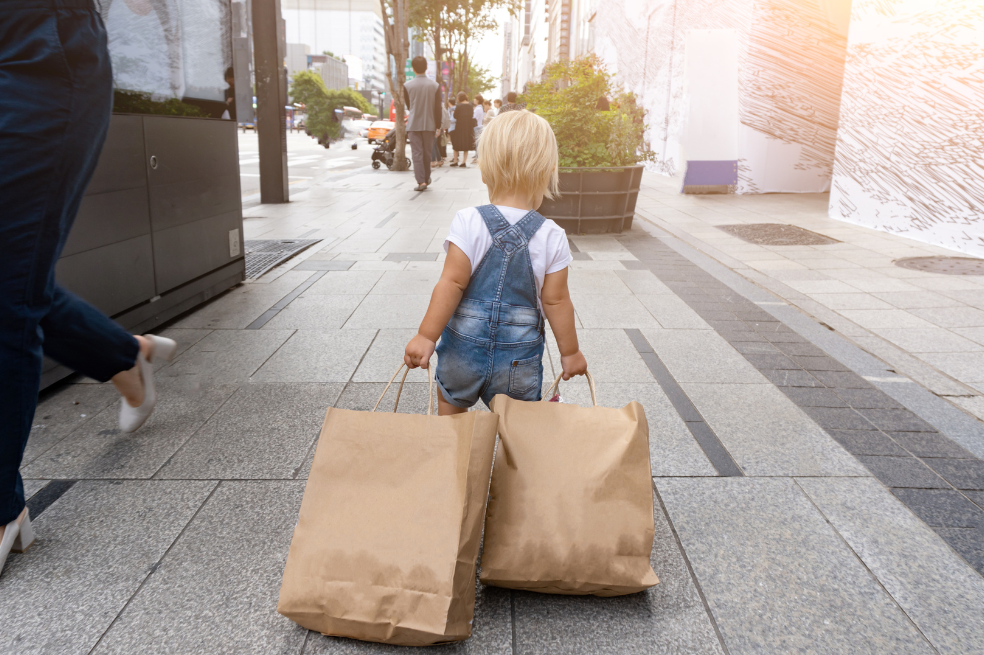¿A tu hijo le gusta cargar cosas muy pesadas? Te explicamos el motivo