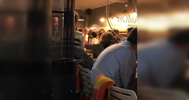El presidente Sebastián Piñera en un restaurante la noche que estallaron las protestas. Crédito: Imagen de redes sociales.