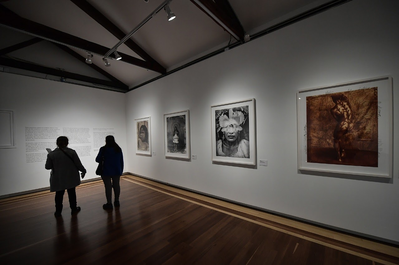 Los espectadores pueden ver en el Museo Nacional un video sobre todo el proceso de “Hijas del agua”, obra de Ana González y Ruven Afanador.