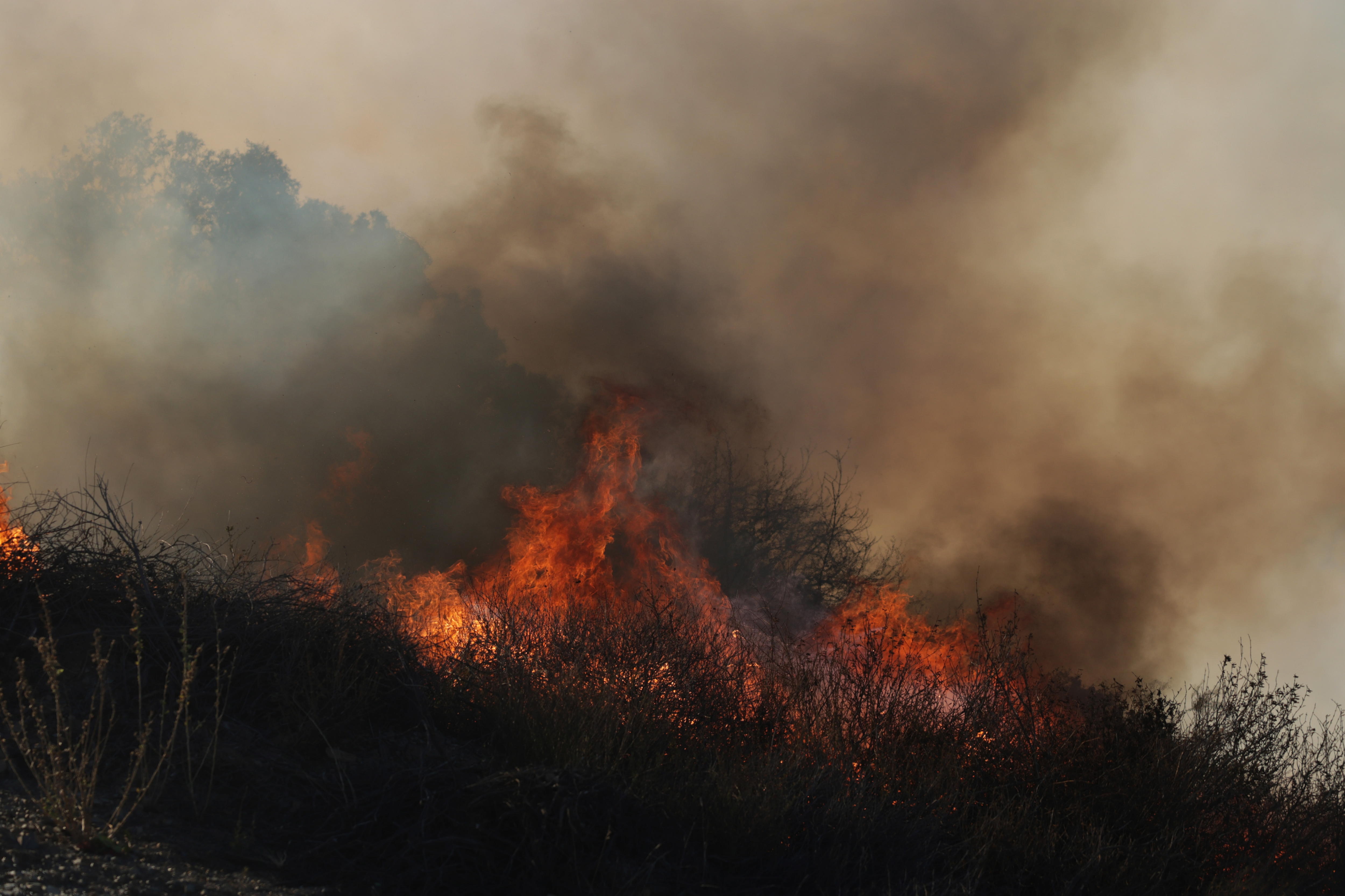 Los Angeles (United States), 10/01/2025.- Flames ignite in brush from the Palisades wildfire in the Pacific Palisades neighborhood of Los Angeles, California, USA, 10 January 2025. Multiple wildfires continue to burn across thousands of acres in Southern California, destroying thousands of homes and forcing people to evacuate areas throughout the Los Angeles area. According to the California Governor'Äôs office, more than 7,500 firefighting and emergency personnel are involved in response efforts. (incendio forestal) EFE/EPA/ALLISON DINNER