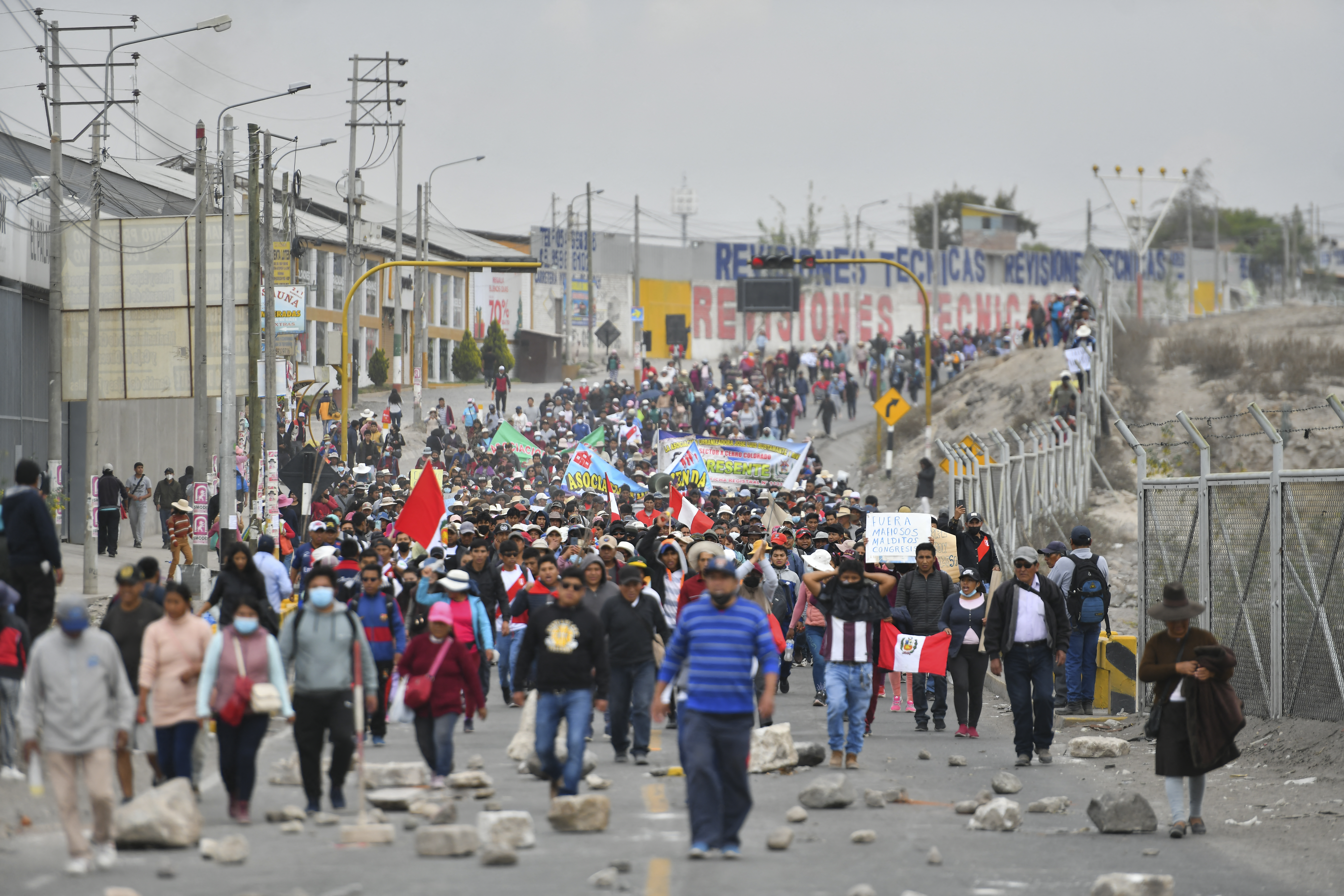 En la imagen se ve otro punto de las manifestaciones: la carretera Panamericana en el Cono Norte de Arequipa, con ciudadanos que exigen que la presidenta Dina Boluarte dé un paso al costado.