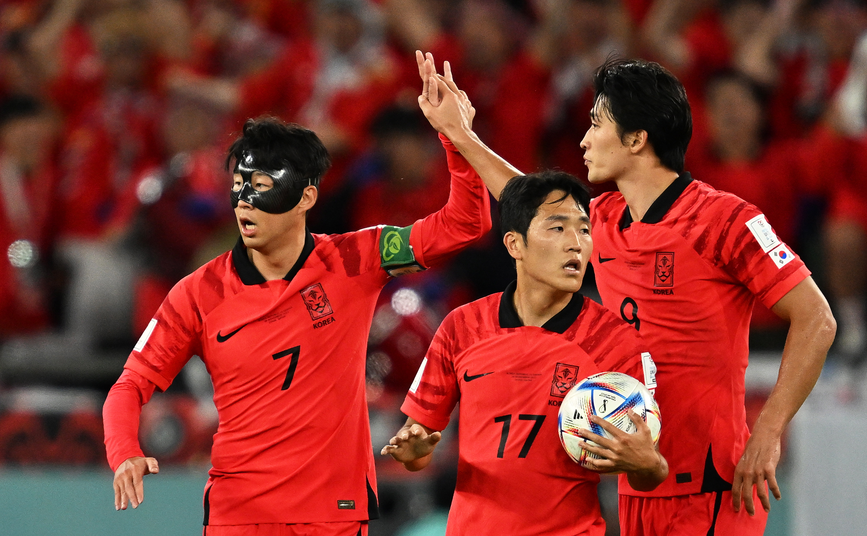 Doha (Qatar), 28/11/2022.- Cho Gue-sung (R) of South Korea celebrates with teammate Son Heung-min (L) after scoring their first goal during the FIFA World Cup 2022 group H soccer match between South Korea and Ghana at Education City Stadium in Doha, Qatar, 28 November 2022. (Mundial de Fútbol, Corea del Sur, Catar) EFE/EPA/Noushad Thekkayil
