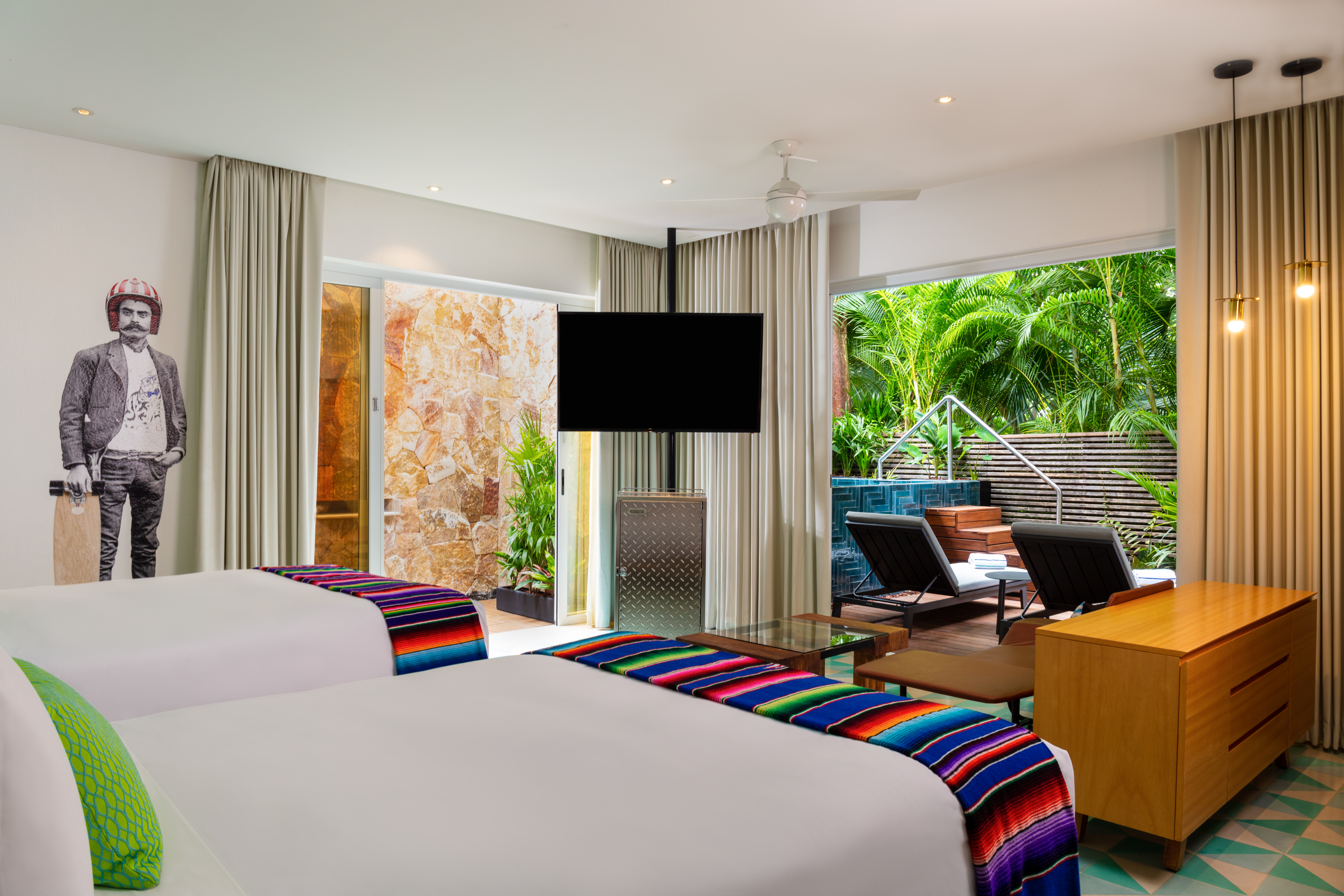 Los brillantes tonos y la brisa fresca amplían las magnética vista al mar desde los balcones privados o terrazas en nuestras 126 habitaciones, entre ellas 20 suites.