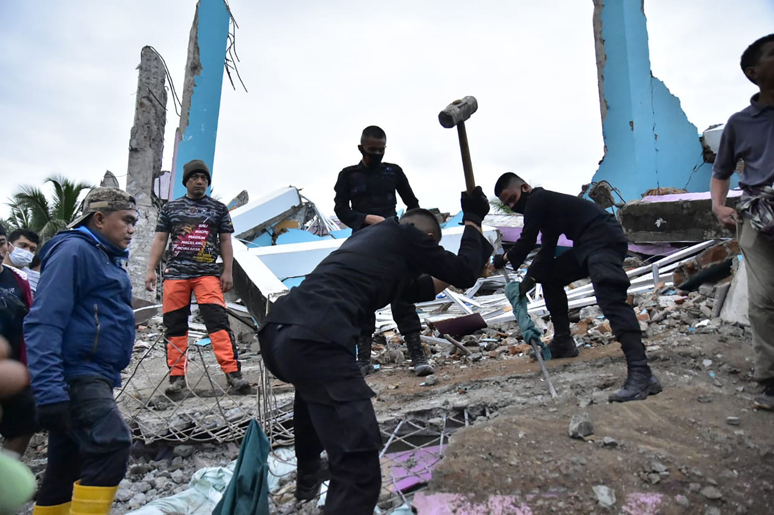 Al menos 37 muertos y más de 600 heridos deja terremoto en Indonesia