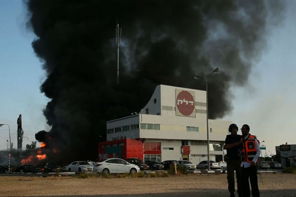 Un cohete lanzado desde la Franja de Gaza impactó en una estación de gasolina causando una gran explosión y heridas a tres personas/ AFP