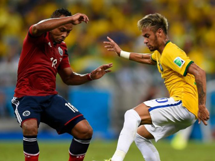 Abrazo de Neymar y Zúñiga dos meses después de la lesión del brasileño