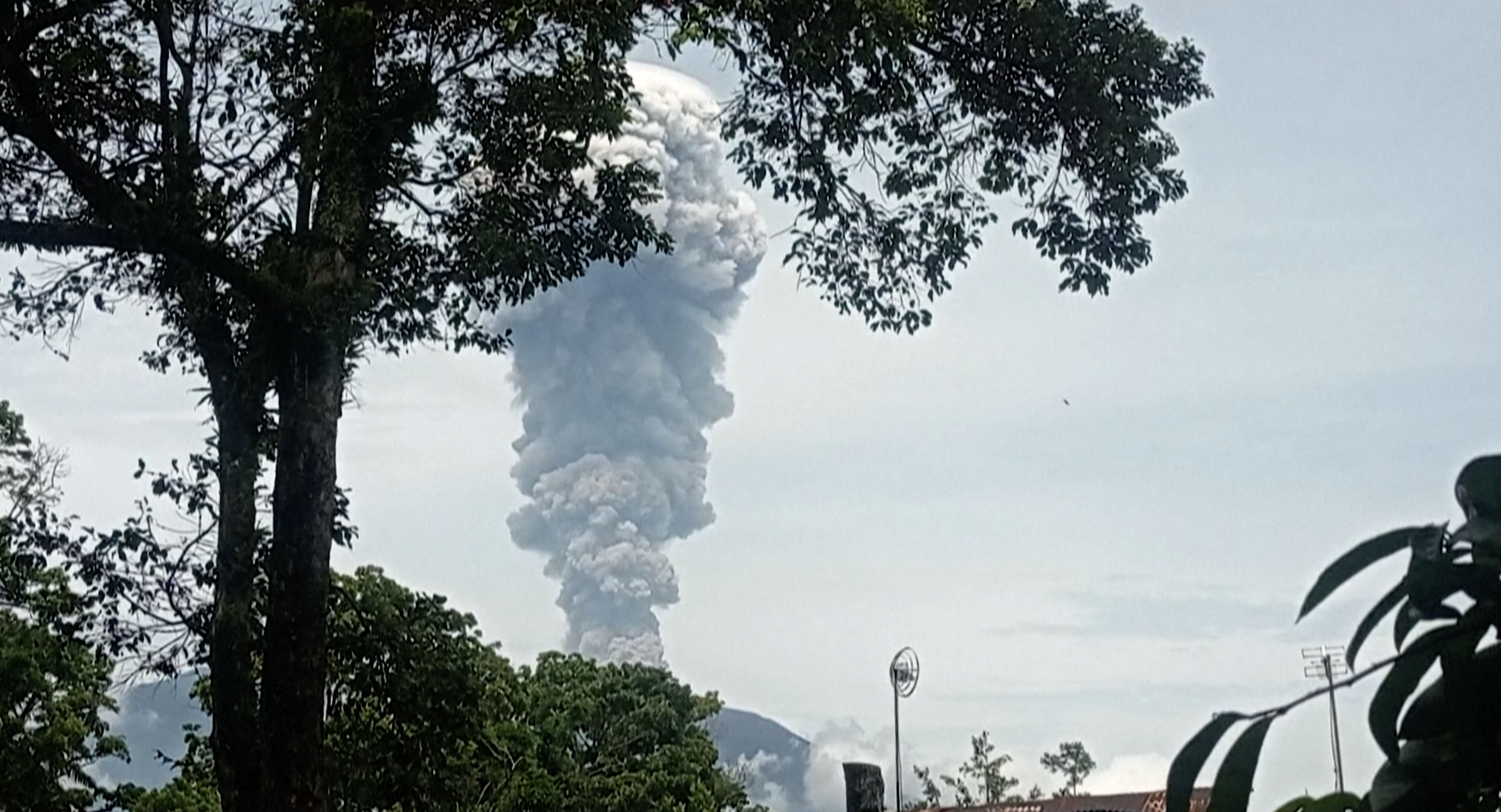 Indonesia:  monte Marapi entra en erupción