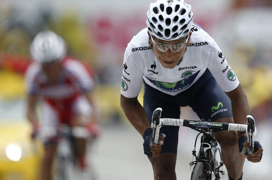 Quintana llega a la meta del Alpe d'Huez, dejando atrás a Joaquim Rodríguez del equipo katusha.