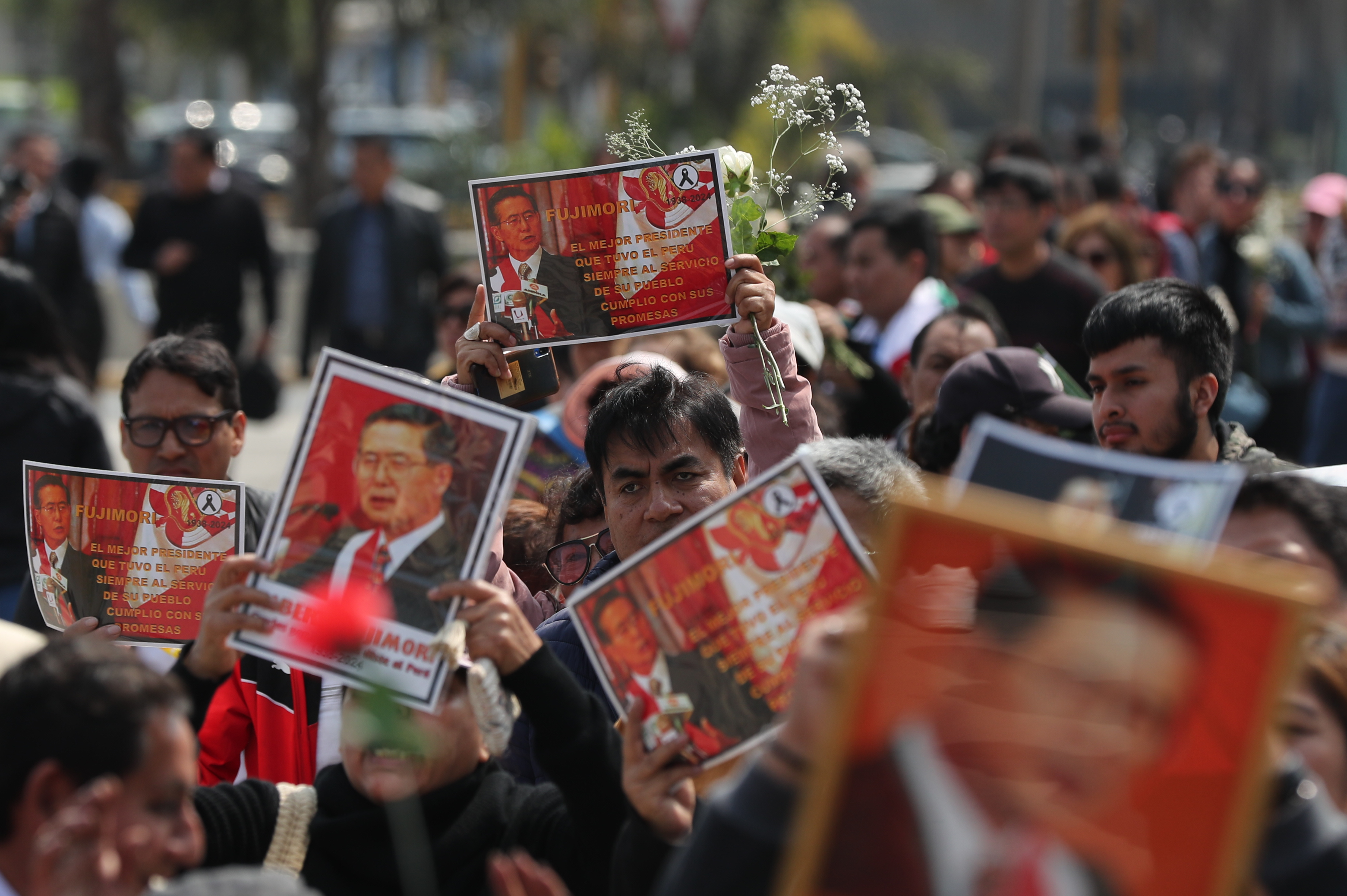 En Perú despiden a Fujimori en medio de honores y reclamos por sus crímenes
