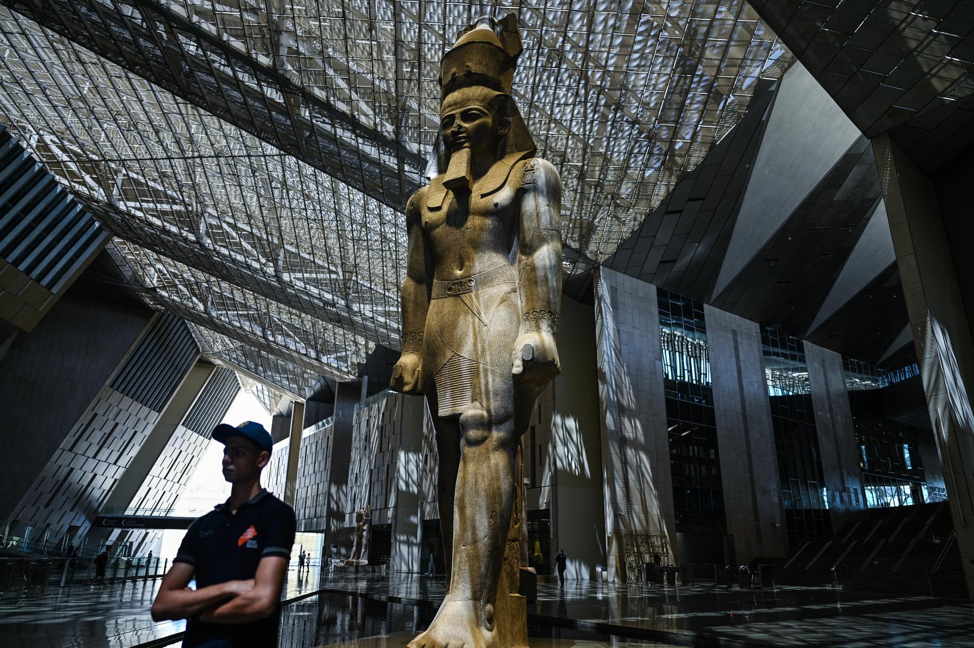 Giza (Egypt), 14/06/2025.- Image released on 14 June 2025 shows the statue of Pharaoh Ramses II in the Grand Hall of the Grand Egyptian Museum (GEM) in Giza, Egypt, 11 June 2025. The Grand Egyptian Museum is currently offering access for limited numbers of visitors to certain areas as the Main Galleries, Grand Hall or Grand Staircase to test the readiness of the venue before its official opening. Egyptian authorities on 14 June 2025 announced that the opening of the museum is postponed to the last quarter of 2025. (Egipto) EFE/EPA/MOHAMED HOSSAM
