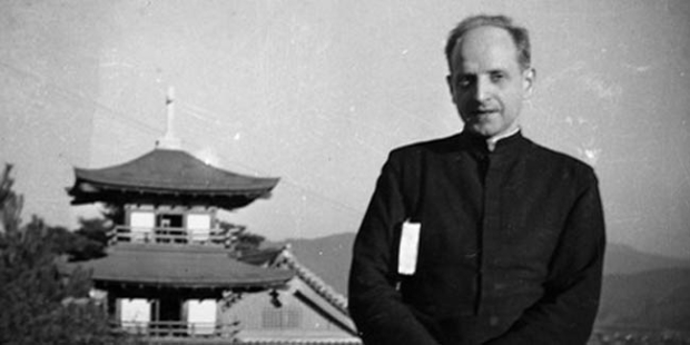 Sacerdote jesuita Pedro Arrupe en Japón.