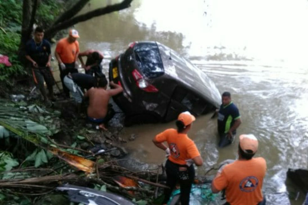 Hallan el cuerpo de la última víctima mortal de la camioneta que cayó al río Cauca