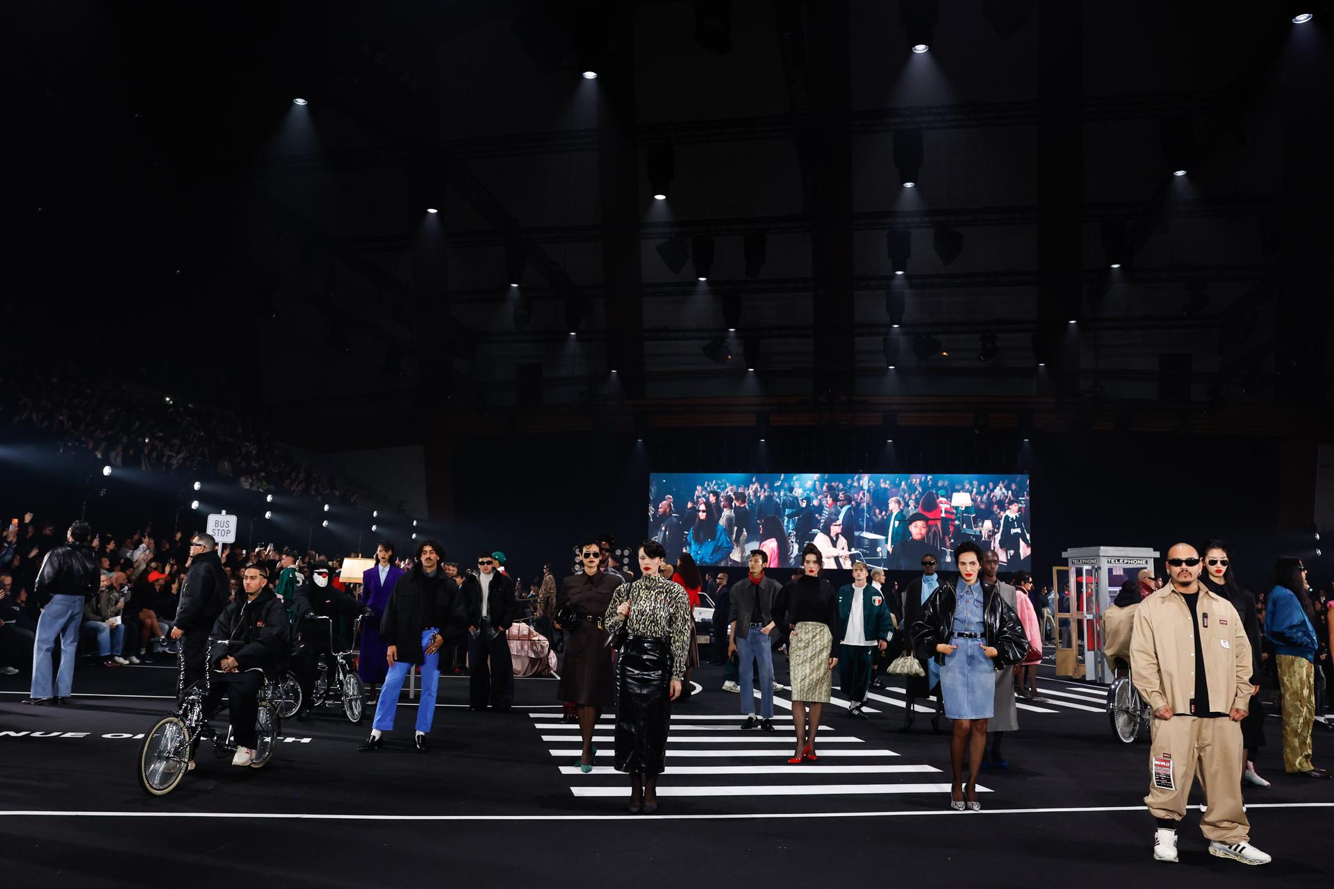 Paris (France), 23/01/2026.- Models present creations from the Fall/Winter 2026/2027 collection by US fashion designer Willy Chavarria during the Paris Fashion Week, in Paris, France, 23 January 2026. The presentation of the men's collections runs from 20 January to 25 January 2026. (Moda, Francia) EFE/EPA/MOHAMMED BADRA
