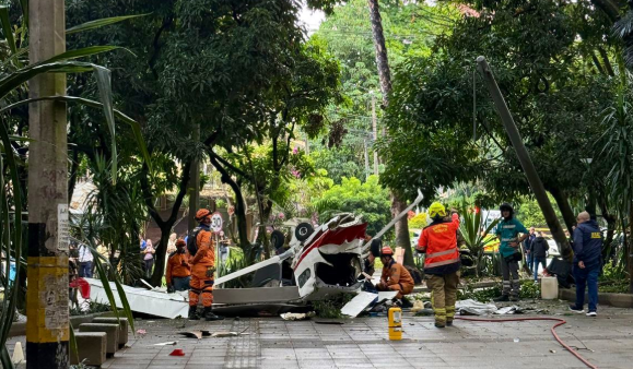 Este fue el aviso que dio el piloto de la avioneta que cayó en parque de Medellín