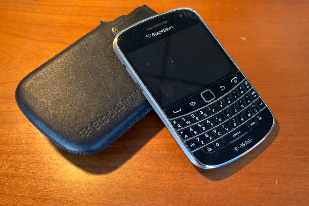 os teléfonos BlackBerry con los sistemas operativos 7.1, 10 o PlayBook OS 2.1, o los que son previos, dejarán de funcionar tras la decisión de la compañía canadiense de cesar el servicio de estos aparatos.