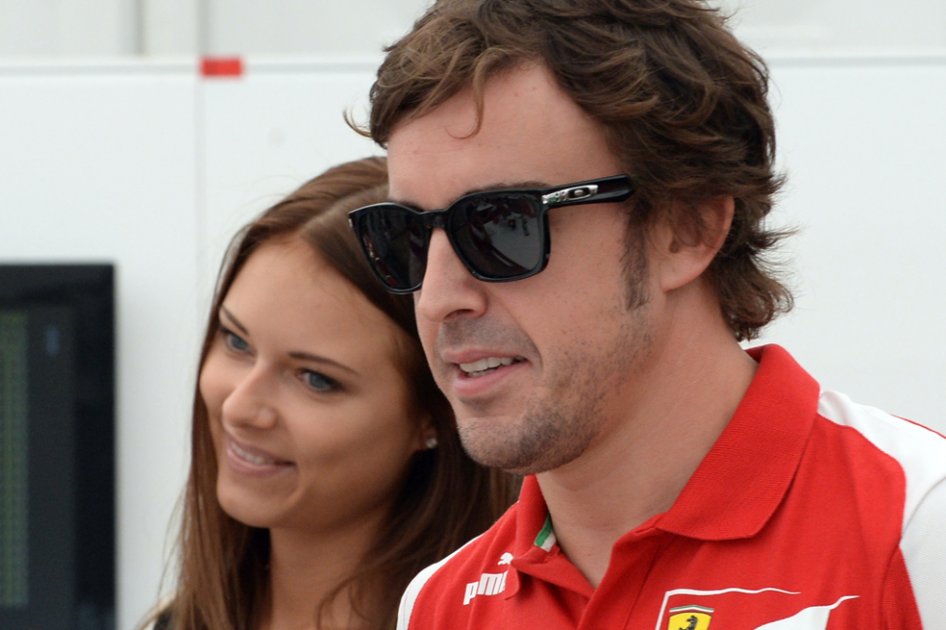 Novia de Fernando Alonso busca trabajo a través de Twitter