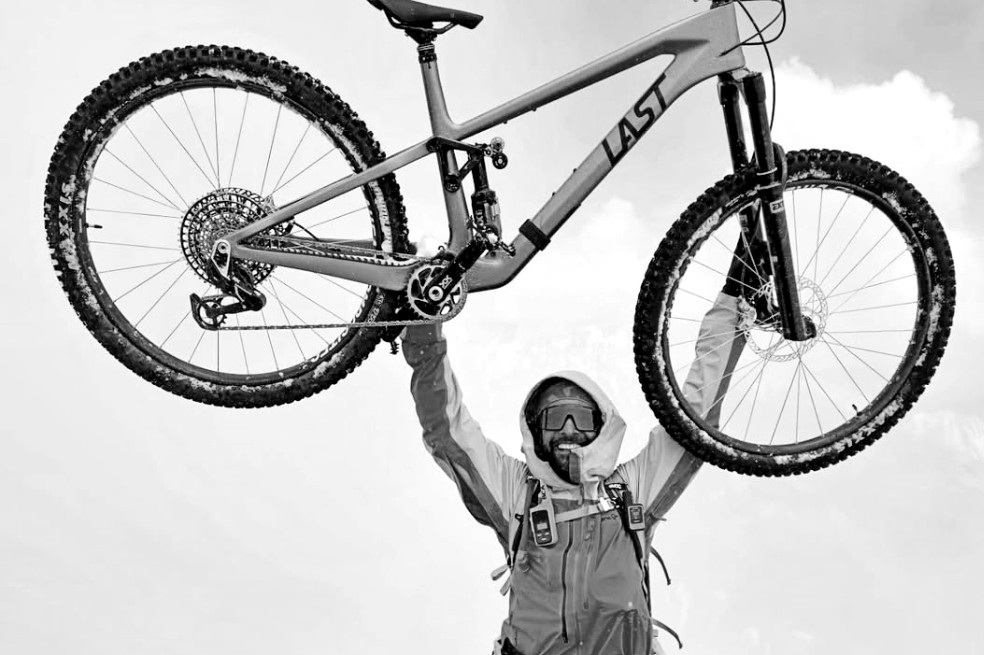 Murió famoso influencer tras caer de más de 200 metros de altura en su bicicleta