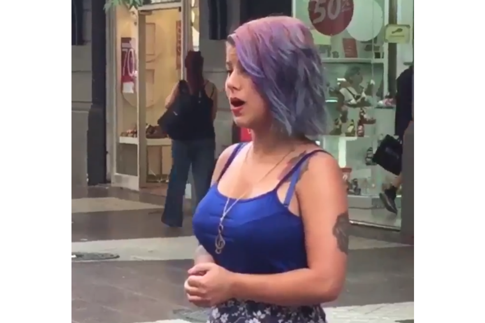 Venezolana inmigrante deslumbró con su voz en las calles de Santiago de Chile