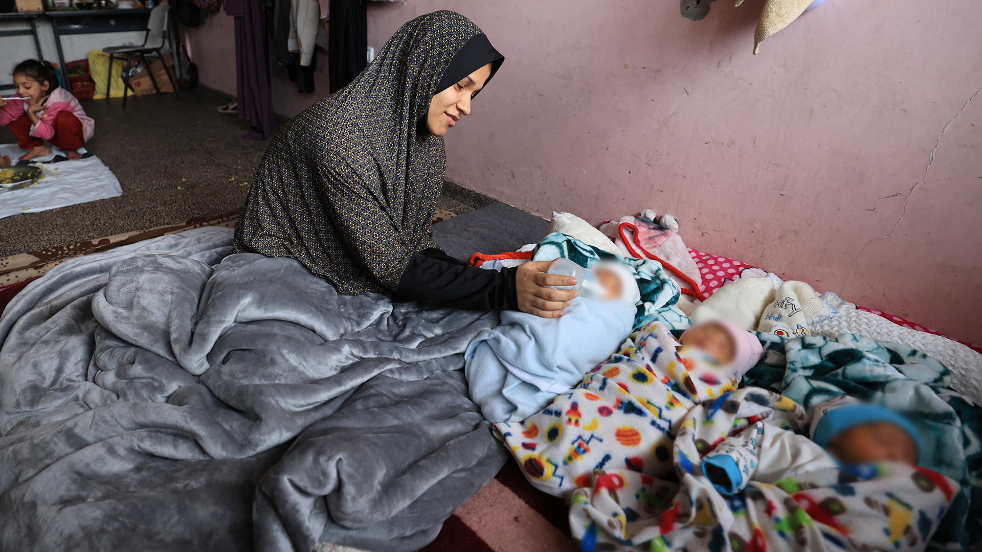 Palestina desplazada por la guerra en Gaza dio a luz a cuatrillizos