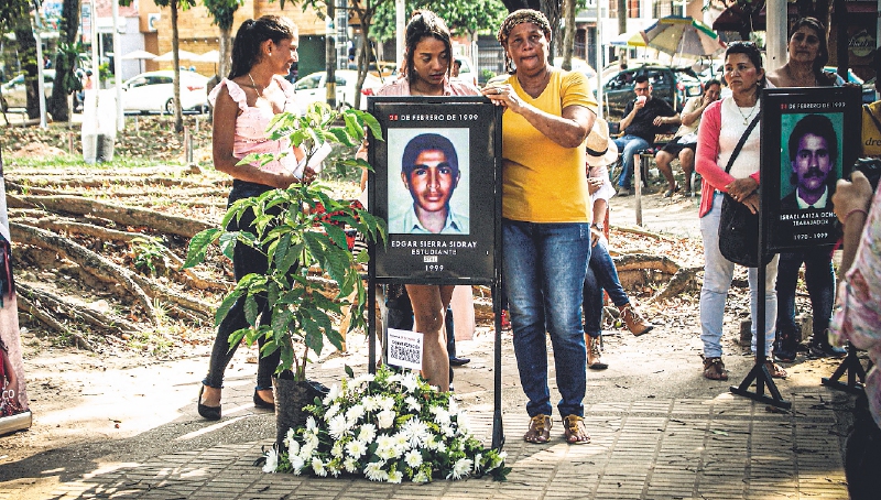 Manuela Sidray y su familia junto al retrato de su hijo desaparecido, Édgar Sierra Sidray. / Rutas del Conflicto