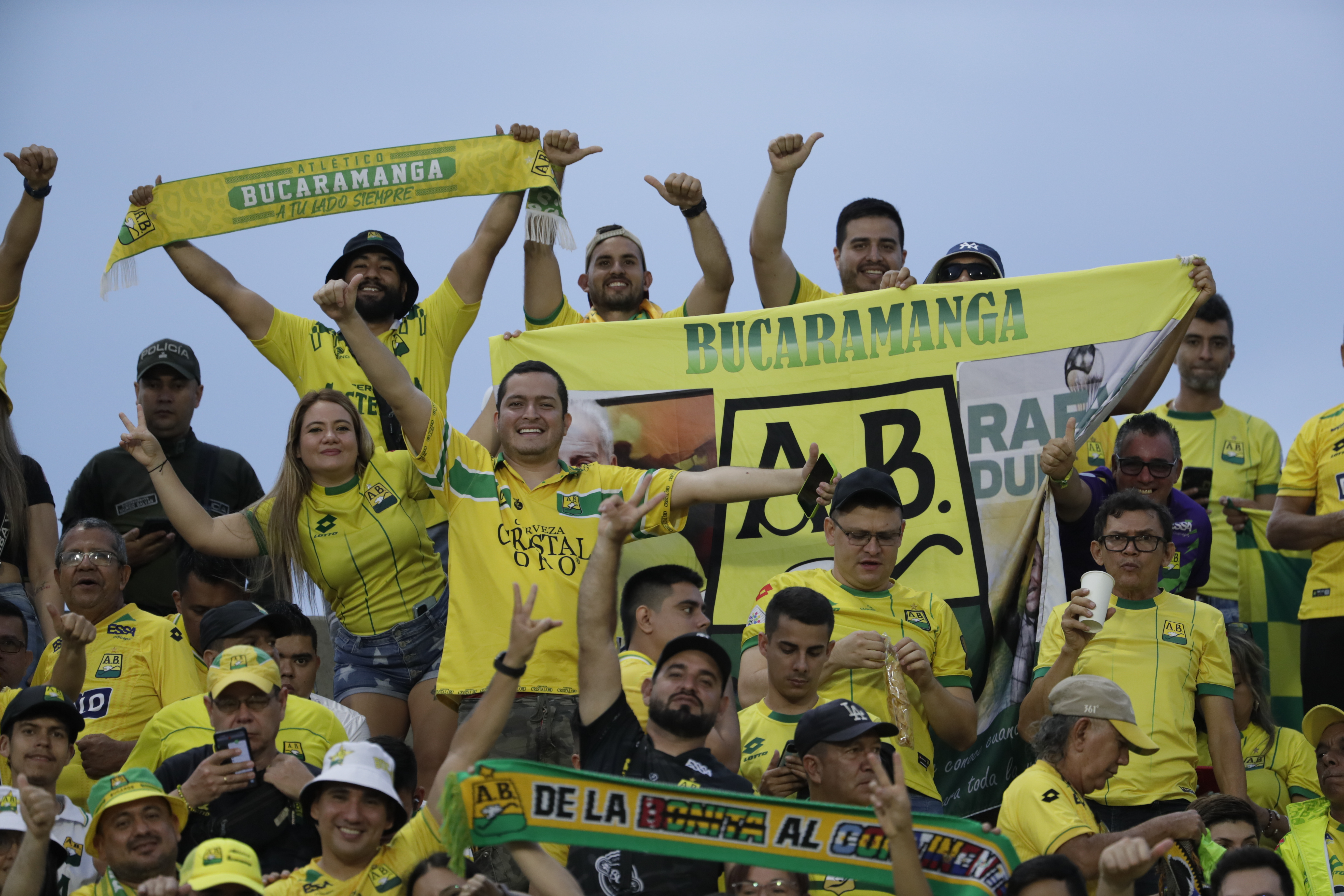 . BUCARAMANGA (COLOMBIA), 01/04/2025.- Aficionados de Bucaramanga asisten este martes, a un partido de la fase de grupos de la Copa Libertadores entre Atlético Bucaramanga y Colo-Colo en el estadio Américo Montanini en Bucaramanga (Colombia). EFE/ Carlos Ortega