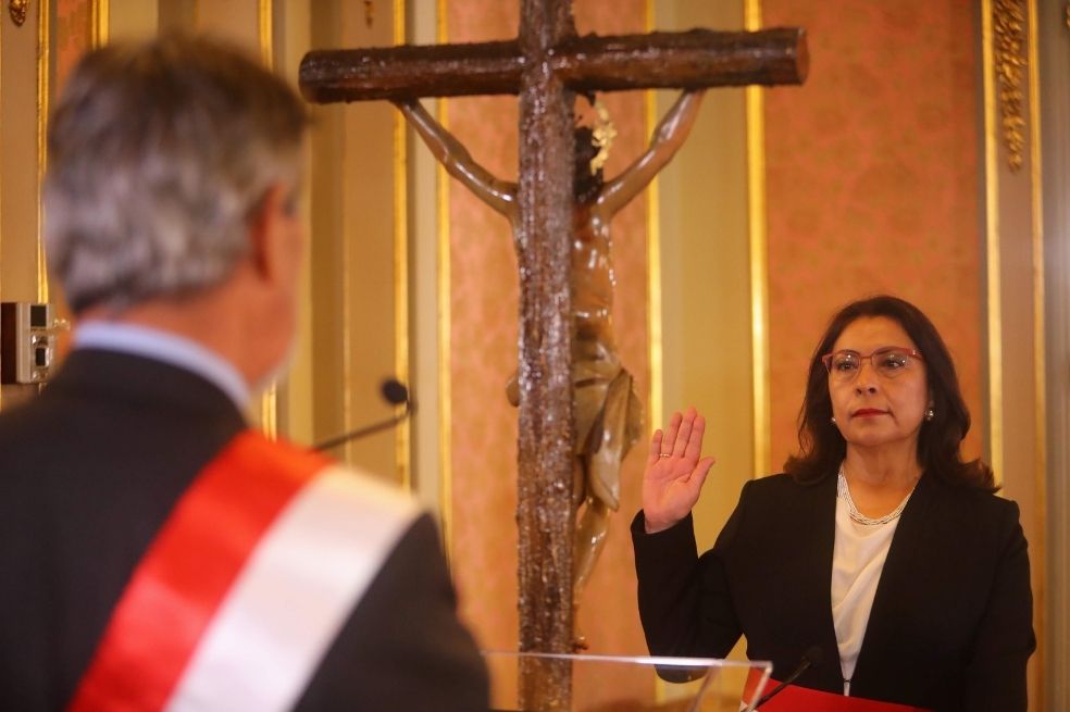 Nuevo presidente de Perú designa gabinete encabezado por abogada feminista