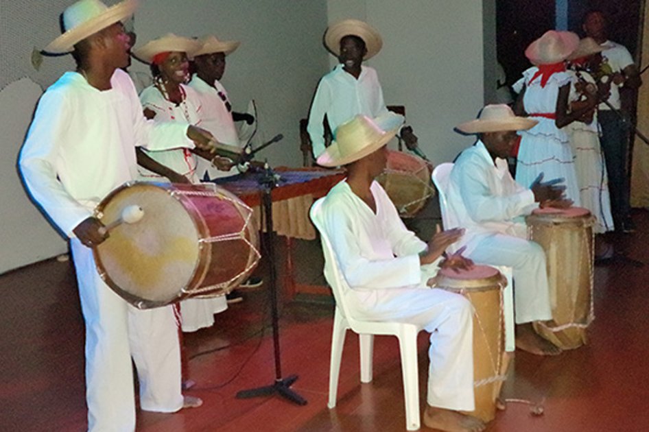 El grupo "Cantares del pacífico"