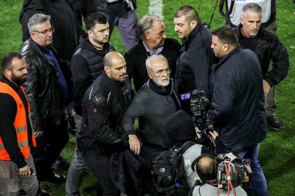 La liga de fútbol griega, suspendida por violencia