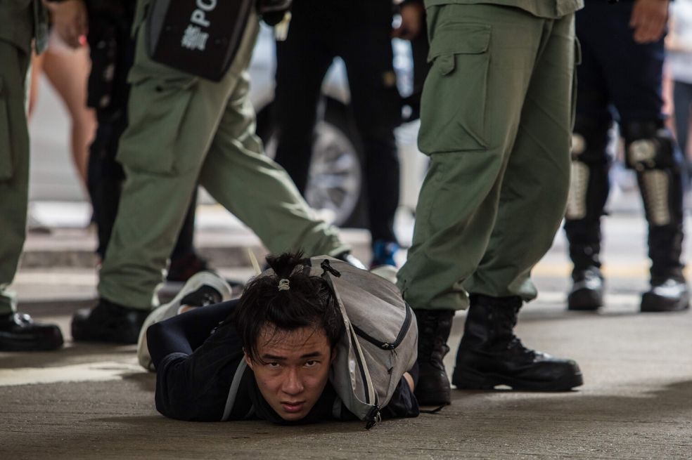 La policía antidisturbios detiene a un hombre que participa en una manifestación contra la nueva ley de seguridad nacional en Hong Kong. / AFP