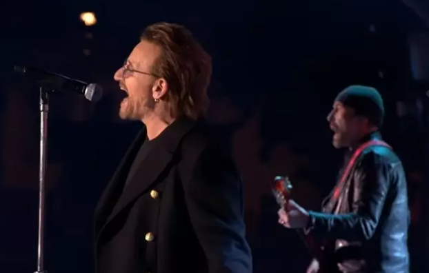 Bono y The Edge, integrantes de U2, ofrecen concierto sorpresa en el metro de Kiev
