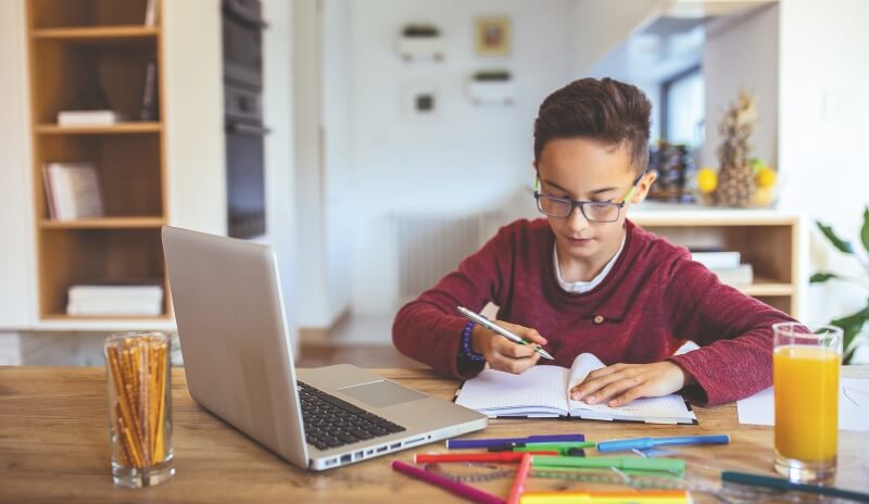 La educación virtual se presenta como la alternativa que mejor puede adaptarse a las medidas preventivas de confinamiento. / Getty Images 